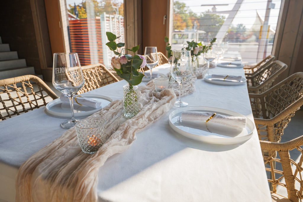 Clean elegance – moderne Tischdekoration für eure Hochzeit