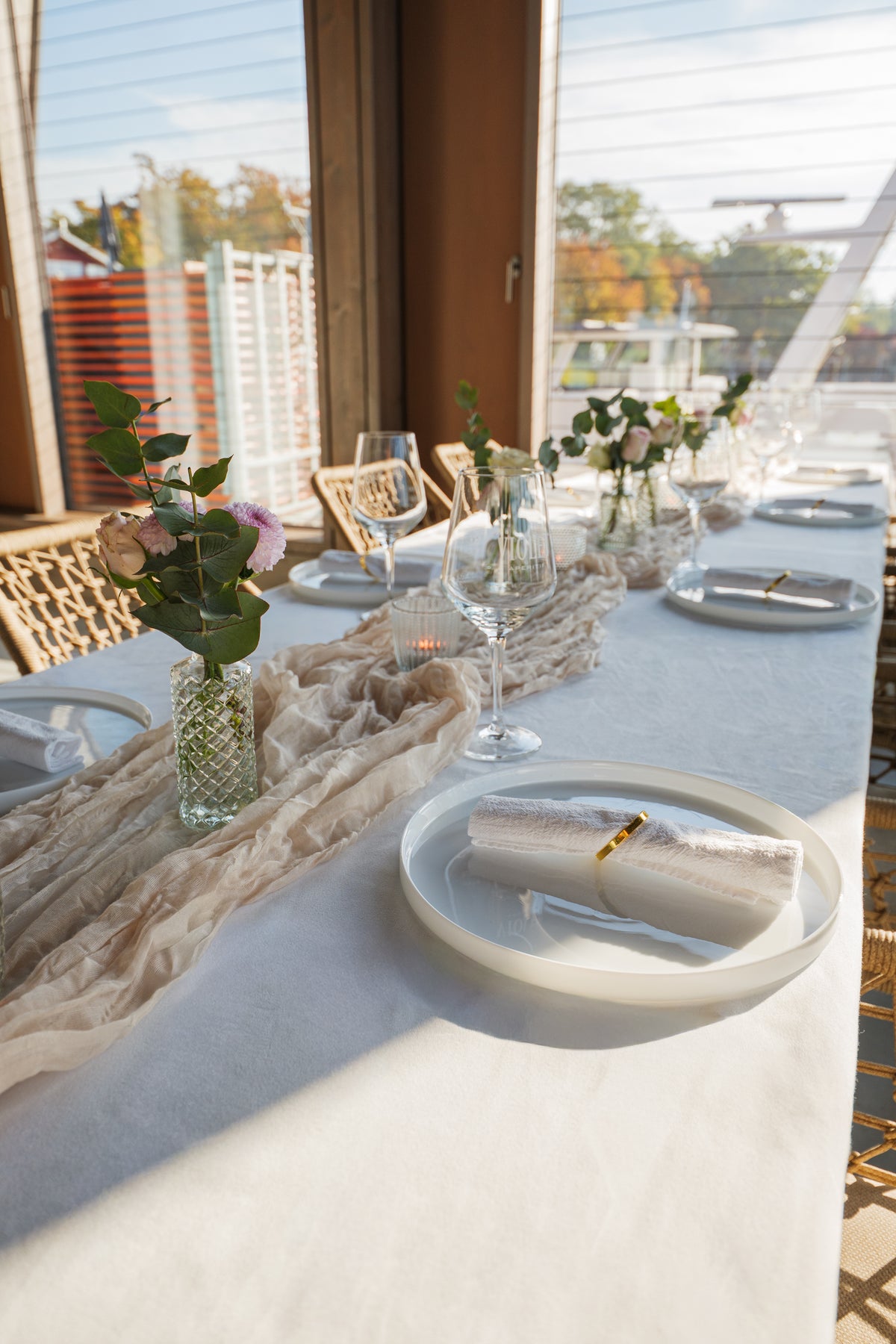 Clean elegance – moderne Tischdekoration für eure Hochzeit